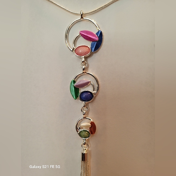 π©· 3/$15 Graduated 3 Circle Multi-Colored Silver Statement Necklace β¦ - Picture 3 of 4